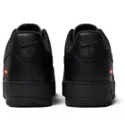 Nike Air Force 1 Low Supreme Black nízke streetové tenisky čierne — produktová fotografia na bielom pozadí, bočný pohľad