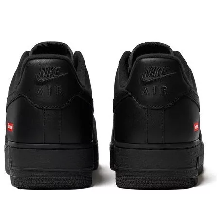 Nike Air Force 1 Low Supreme Black nízke streetové tenisky čierne — produktová fotografia na bielom pozadí, bočný pohľad