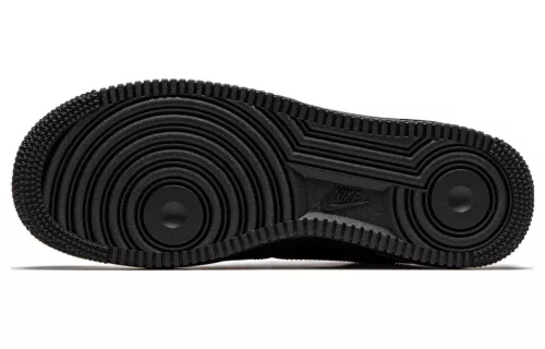 Nike Air Force 1 Low Supreme Black nízke streetové tenisky čierne — produktová fotografia na bielom pozadí, bočný pohľad