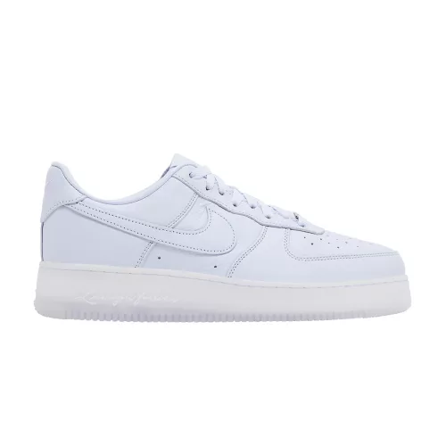 Nike Air Force 1 Low Drake NOCTA Certified Lover Boy Palest Purple nízke streetové tenisky fialové — produktová fotografia na bielom pozadí, bočný pohľad