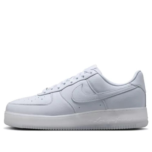 Nike Air Force 1 Low Drake NOCTA Certified Lover Boy Palest Purple nízke streetové tenisky fialové — produktová fotografia na bielom pozadí, bočný pohľad