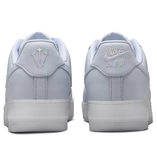 Nike Air Force 1 Low Drake NOCTA Certified Lover Boy Palest Purple nízke streetové tenisky fialové — produktová fotografia na bielom pozadí, bočný pohľad