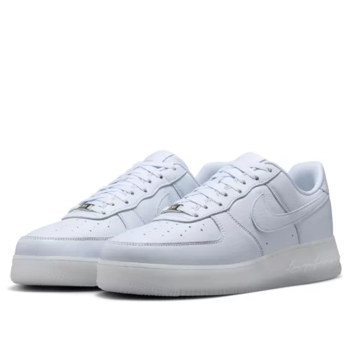 Nike Air Force 1 Low Drake NOCTA Certified Lover Boy Palest Purple nízke streetové tenisky fialové — produktová fotografia na bielom pozadí, bočný pohľad