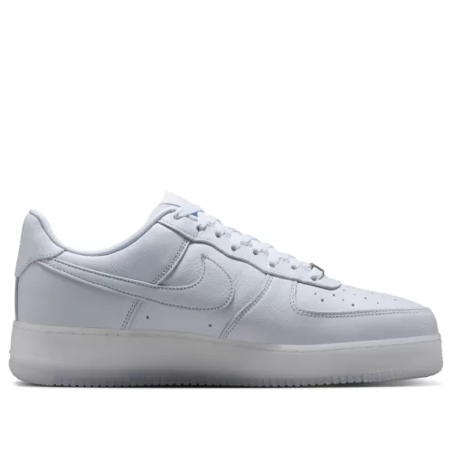 Nike Air Force 1 Low Drake NOCTA Certified Lover Boy Palest Purple nízke streetové tenisky fialové — produktová fotografia na bielom pozadí, bočný pohľad