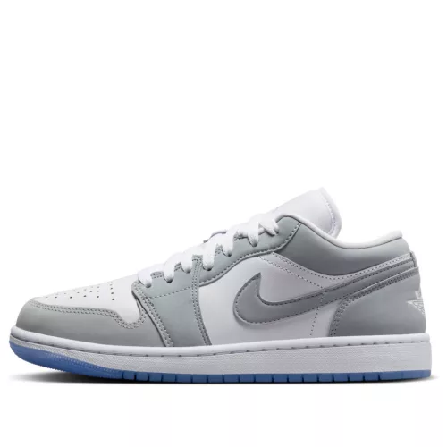 Jordan 1 Low Wolf Grey dámske nízke streetové tenisky biele-sivé — produktová fotografia na bielom pozadí, bočný pohľad