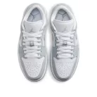 Jordan 1 Low Wolf Grey dámske nízke streetové tenisky biele-sivé — produktová fotografia na bielom pozadí, bočný pohľad
