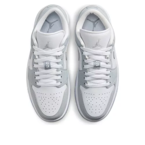 Jordan 1 Low Wolf Grey dámske nízke streetové tenisky biele-sivé — produktová fotografia na bielom pozadí, bočný pohľad