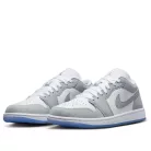 Jordan 1 Low Wolf Grey dámske nízke streetové tenisky biele-sivé — produktová fotografia na bielom pozadí, bočný pohľad