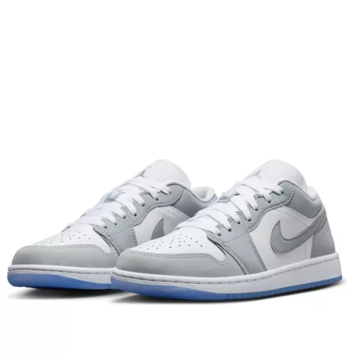 Jordan 1 Low Wolf Grey dámske nízke streetové tenisky biele-sivé — produktová fotografia na bielom pozadí, bočný pohľad