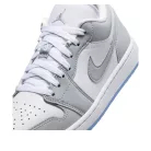 Jordan 1 Low Wolf Grey dámske nízke streetové tenisky biele-sivé — produktová fotografia na bielom pozadí, bočný pohľad