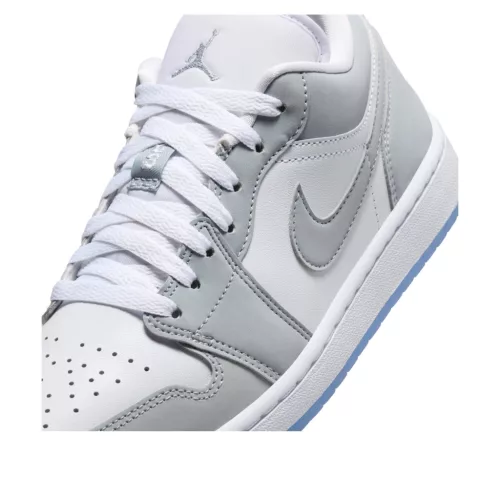 Jordan 1 Low Wolf Grey dámske nízke streetové tenisky biele-sivé — produktová fotografia na bielom pozadí, bočný pohľad