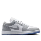 Jordan 1 Low Wolf Grey dámske nízke streetové tenisky biele-sivé — produktová fotografia na bielom pozadí, bočný pohľad