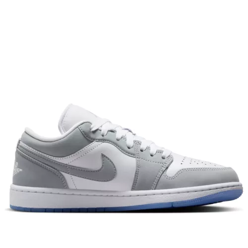 Jordan 1 Low Wolf Grey dámske nízke streetové tenisky biele-sivé — produktová fotografia na bielom pozadí, bočný pohľad