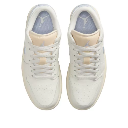 Jordan 1 Low Sail Ghost dámske nízke streetové tenisky lomené biele — produktová fotografia na bielom pozadí, bočný pohľad