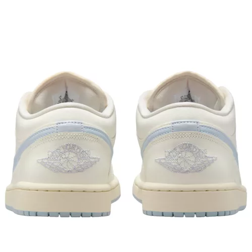 Jordan 1 Low Sail Ghost dámske nízke streetové tenisky lomené biele — produktová fotografia na bielom pozadí, bočný pohľad