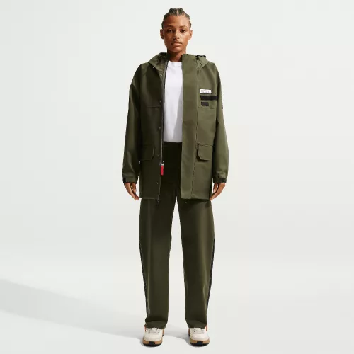 Nike x Tom Sachs Hooded Jacket Olive Canvas/Black pánska mikina s kapucňou olivová-čierna — produktová fotografia na bielom pozadí, bočný pohľad
