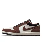 Jordan 1 Low Mocha nízke streetové tenisky mokkové — produktová fotografia na bielom pozadí, bočný pohľad