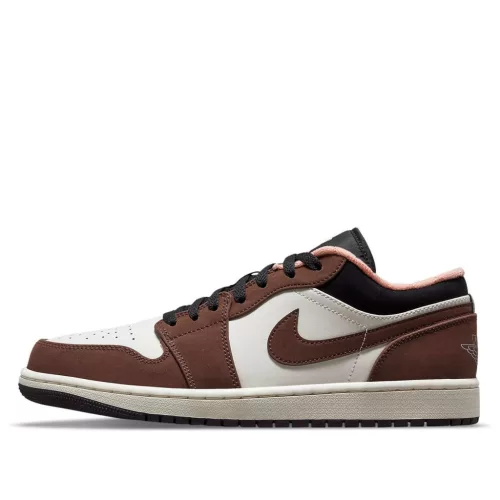 Jordan 1 Low Mocha nízke streetové tenisky mokkové — produktová fotografia na bielom pozadí, bočný pohľad