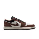 Jordan 1 Low Mocha nízke streetové tenisky mokkové — produktová fotografia na bielom pozadí, bočný pohľad