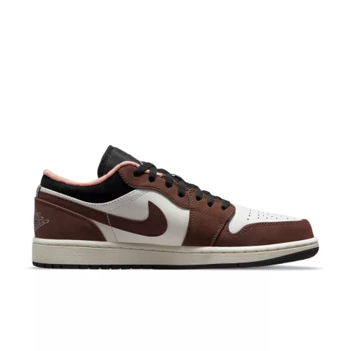 Jordan 1 Low Mocha nízke streetové tenisky mokkové — produktová fotografia na bielom pozadí, bočný pohľad
