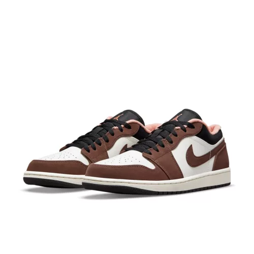 Jordan 1 Low Mocha nízke streetové tenisky mokkové — produktová fotografia na bielom pozadí, bočný pohľad