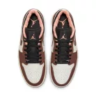 Jordan 1 Low Mocha nízke streetové tenisky mokkové — produktová fotografia na bielom pozadí, bočný pohľad
