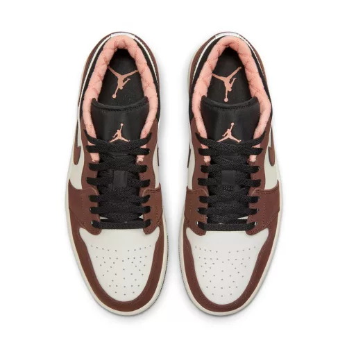 Jordan 1 Low Mocha nízke streetové tenisky mokkové — produktová fotografia na bielom pozadí, bočný pohľad