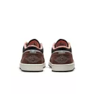 Jordan 1 Low Mocha nízke streetové tenisky mokkové — produktová fotografia na bielom pozadí, bočný pohľad