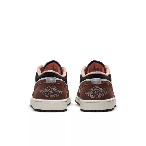 Jordan 1 Low Mocha nízke streetové tenisky mokkové — produktová fotografia na bielom pozadí, bočný pohľad