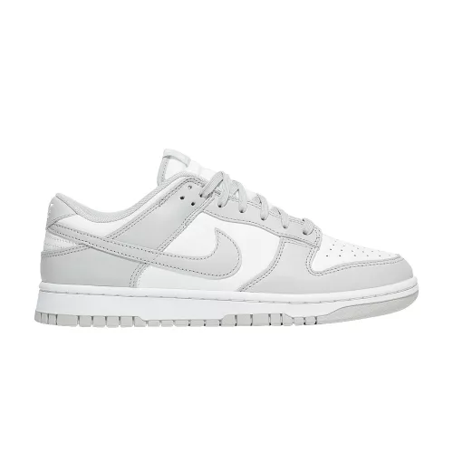 Nike Dunk Low Grey Fog nízke streetové tenisky sivé — produktová fotografia na bielom pozadí, bočný pohľad