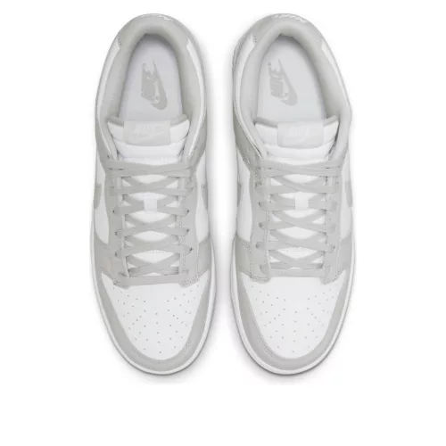 Nike Dunk Low Grey Fog nízke streetové tenisky sivé — produktová fotografia na bielom pozadí, bočný pohľad