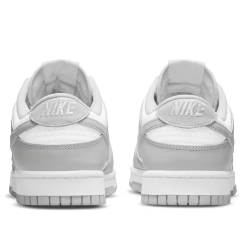 Nike Dunk Low Grey Fog nízke streetové tenisky sivé — produktová fotografia na bielom pozadí, bočný pohľad