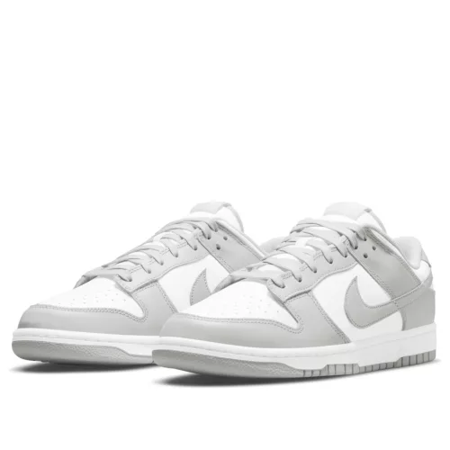 Nike Dunk Low Grey Fog nízke streetové tenisky sivé — produktová fotografia na bielom pozadí, bočný pohľad