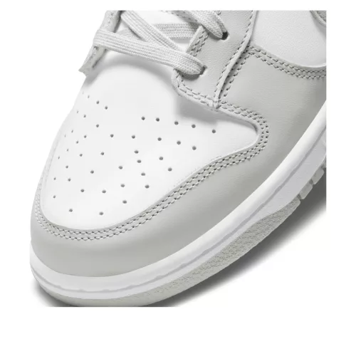 Nike Dunk Low Grey Fog nízke streetové tenisky sivé — produktová fotografia na bielom pozadí, bočný pohľad