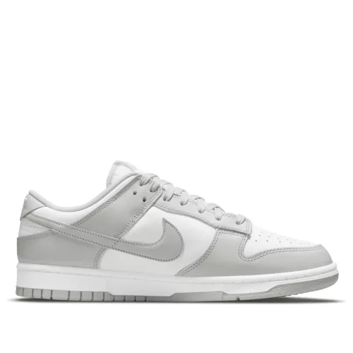 Nike Dunk Low Grey Fog nízke streetové tenisky sivé — produktová fotografia na bielom pozadí, bočný pohľad