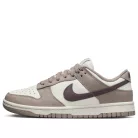 Nike Dunk Low Sail Plum Eclipse dámske nízke streetové tenisky lomené biele — produktová fotografia na bielom pozadí, bočný pohľad