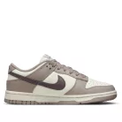 Nike Dunk Low Sail Plum Eclipse dámske nízke streetové tenisky lomené biele — produktová fotografia na bielom pozadí, bočný pohľad
