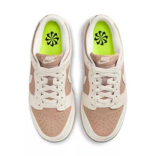 Nike Dunk Low Next Nature Beige Sail dámske nízke streetové tenisky béžové-lomené biele — produktová fotografia na bielom pozadí, bočný pohľad