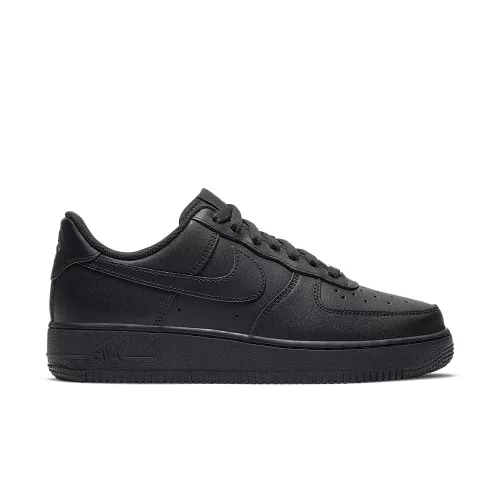 Nike Air Force 1 Low '07 Black dámske nízke streetové tenisky čierne — produktová fotografia na bielom pozadí, bočný pohľad