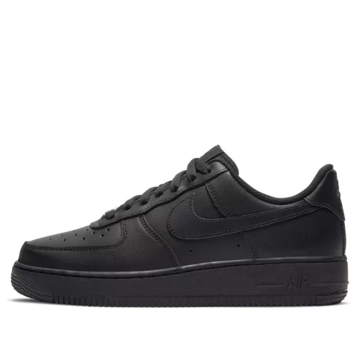 Nike Air Force 1 Low '07 Black dámske nízke streetové tenisky čierne — produktová fotografia na bielom pozadí, bočný pohľad