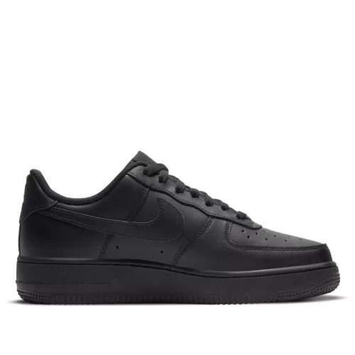 Nike Air Force 1 Low '07 Black dámske nízke streetové tenisky čierne — produktová fotografia na bielom pozadí, bočný pohľad