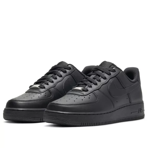 Nike Air Force 1 Low '07 Black dámske nízke streetové tenisky čierne — produktová fotografia na bielom pozadí, bočný pohľad