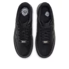 Nike Air Force 1 Low '07 Black dámske nízke streetové tenisky čierne — produktová fotografia na bielom pozadí, bočný pohľad
