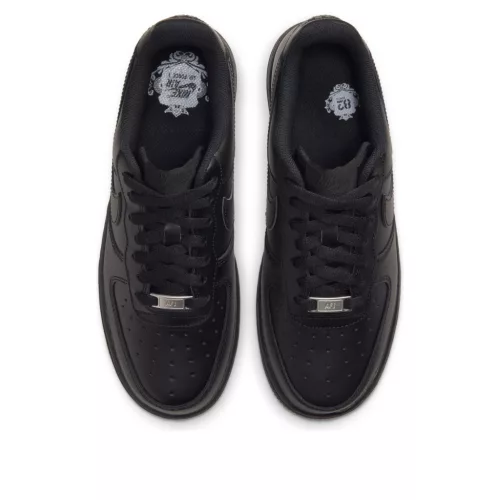 Nike Air Force 1 Low '07 Black dámske nízke streetové tenisky čierne — produktová fotografia na bielom pozadí, bočný pohľad