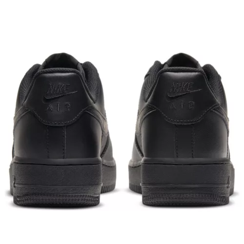 Nike Air Force 1 Low '07 Black dámske nízke streetové tenisky čierne — produktová fotografia na bielom pozadí, bočný pohľad