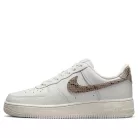 Nike Air Force 1 Low '07 Snakeskin Phantom dámske nízke streetové tenisky slonovinové-lomené biele — produktová fotografia na bielom pozadí, bočný pohľad
