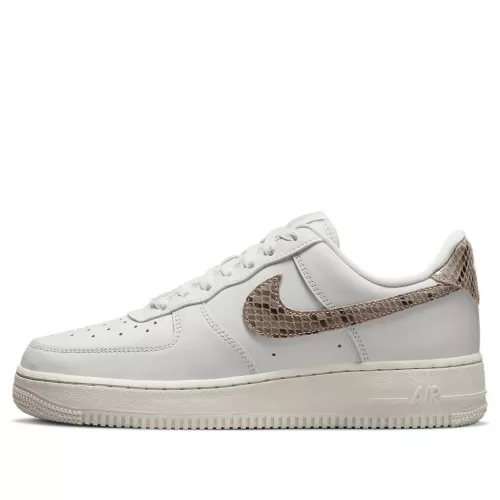 Nike Air Force 1 Low '07 Snakeskin Phantom dámske nízke streetové tenisky slonovinové-lomené biele — produktová fotografia na bielom pozadí, bočný pohľad