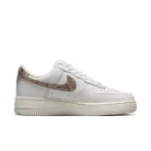 Nike Air Force 1 Low '07 Snakeskin Phantom dámske nízke streetové tenisky slonovinové-lomené biele — produktová fotografia na bielom pozadí, bočný pohľad