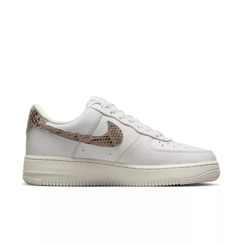 Nike Air Force 1 Low '07 Snakeskin Phantom dámske nízke streetové tenisky slonovinové-lomené biele — produktová fotografia na bielom pozadí, bočný pohľad