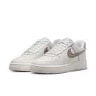 Nike Air Force 1 Low '07 Snakeskin Phantom dámske nízke streetové tenisky slonovinové-lomené biele — produktová fotografia na bielom pozadí, bočný pohľad